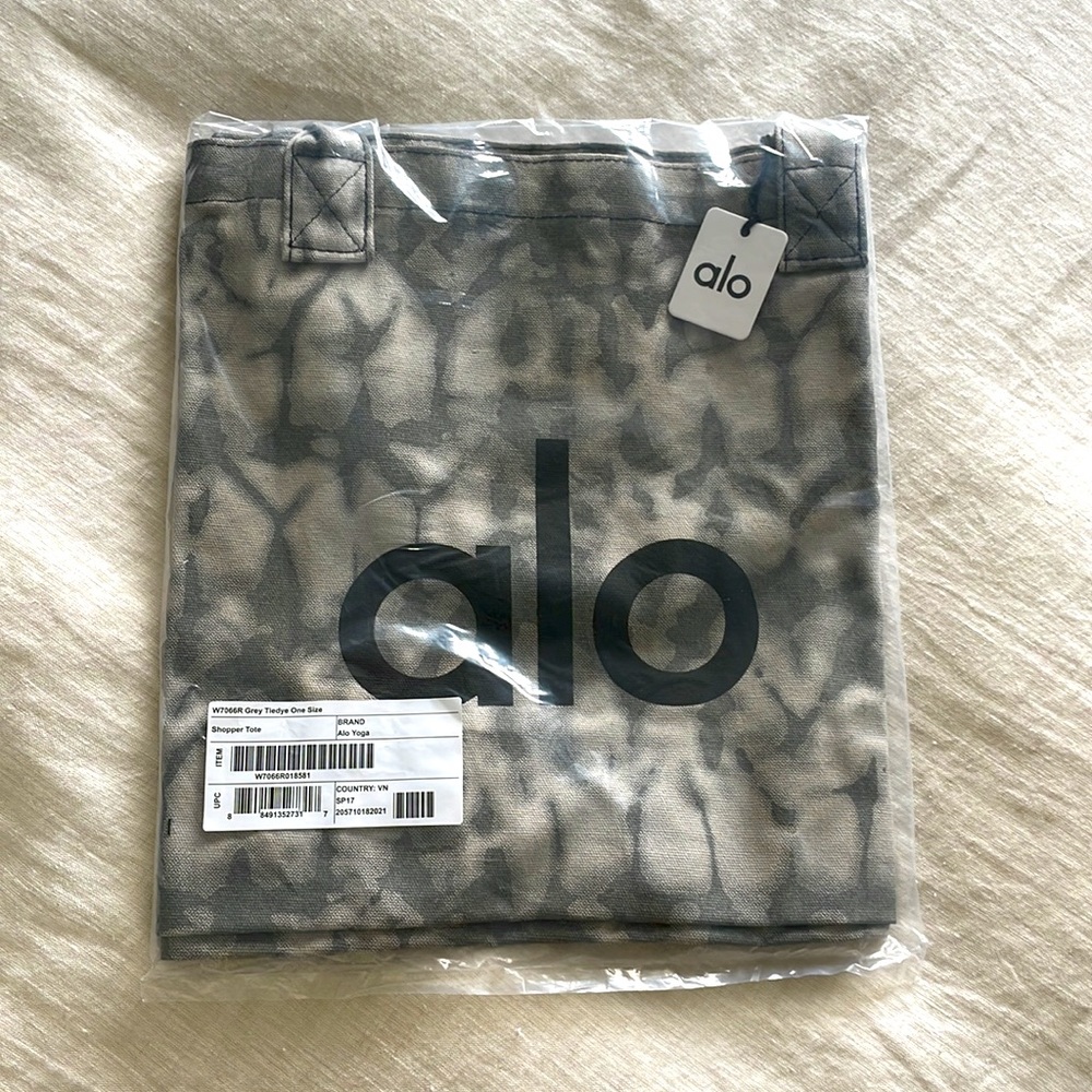 ALO Yoga Large Tote Bag – Tie-Dye Logo Tote - Picture 2 of 4